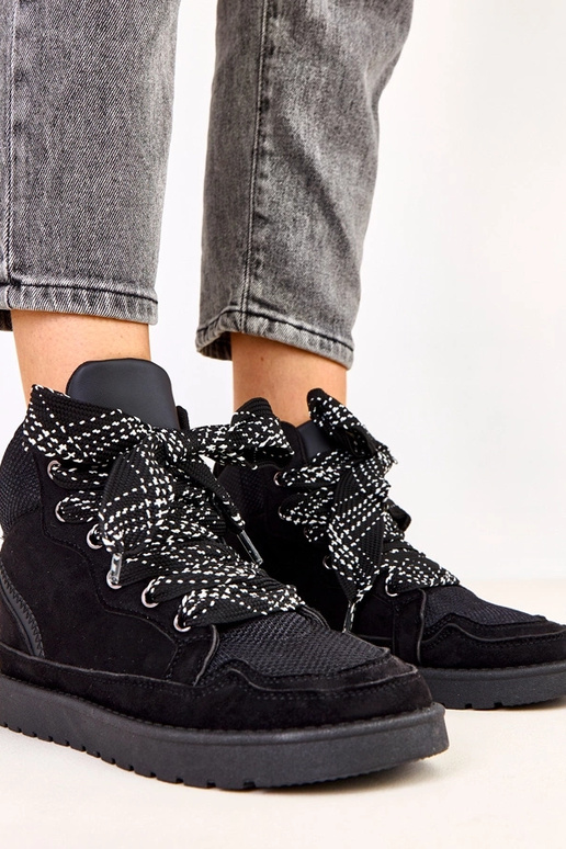 Tênis esportivos pretos de cano alto...