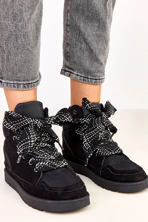 Tênis esportivos pretos de cano alto...