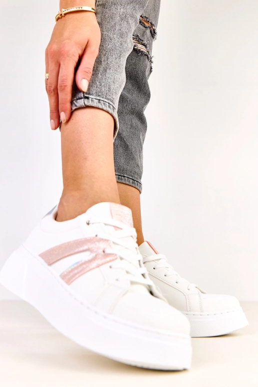 Tênis esportivos brancos com...