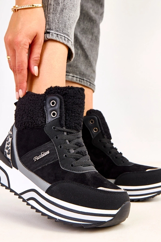 Tênis esportivos altos e quentes...