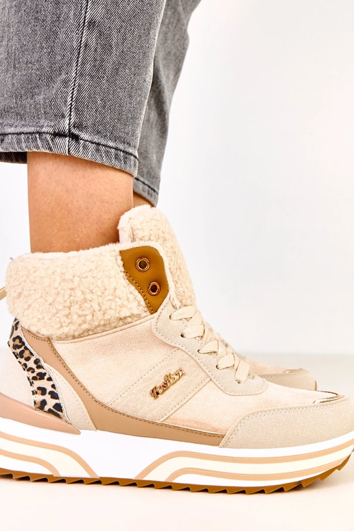 Tênis esportivos altos e quentes bege...