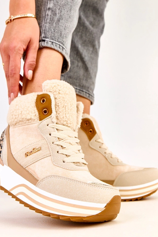 Tênis esportivos altos e quentes bege...