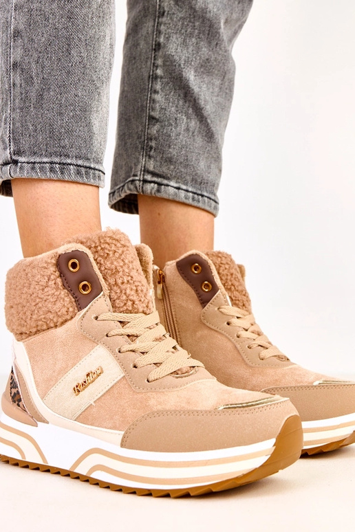 Tênis esportivos altos e quentes bege...