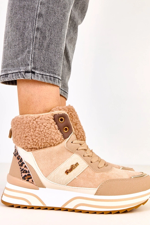 Tênis esportivos altos e quentes bege...