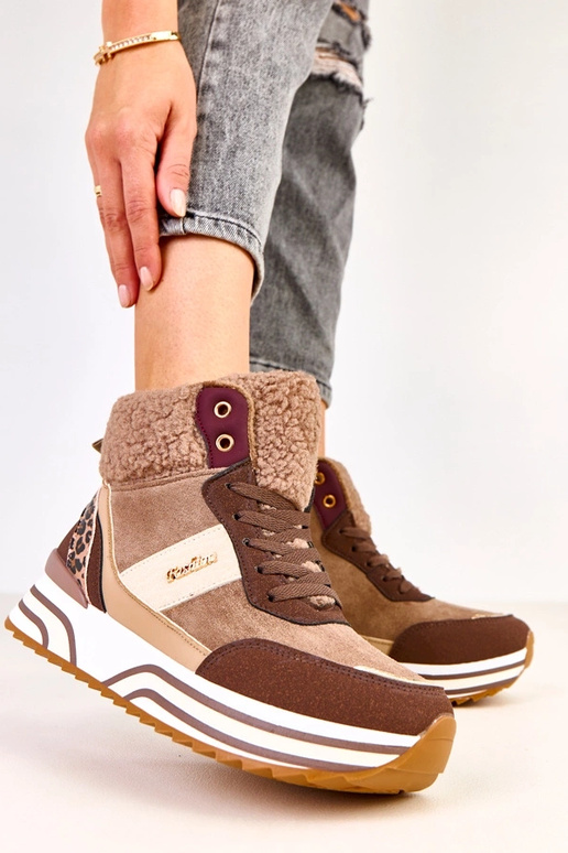 Tênis esportivos altos e quentes...