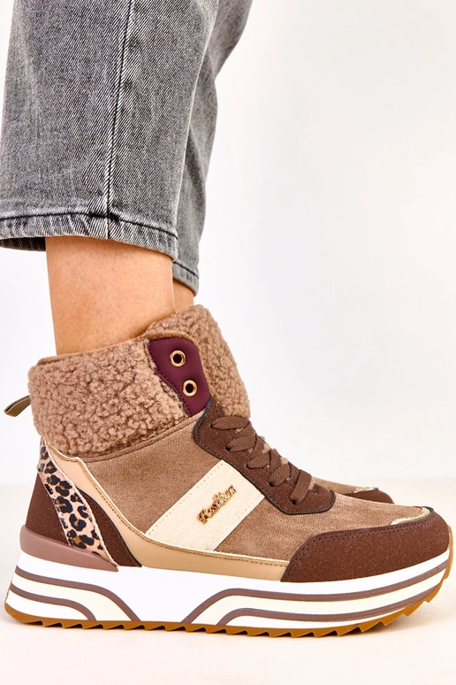 Tênis esportivos altos e quentes...