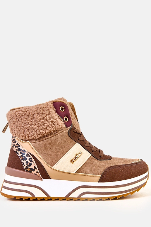 Tênis esportivos altos e quentes...