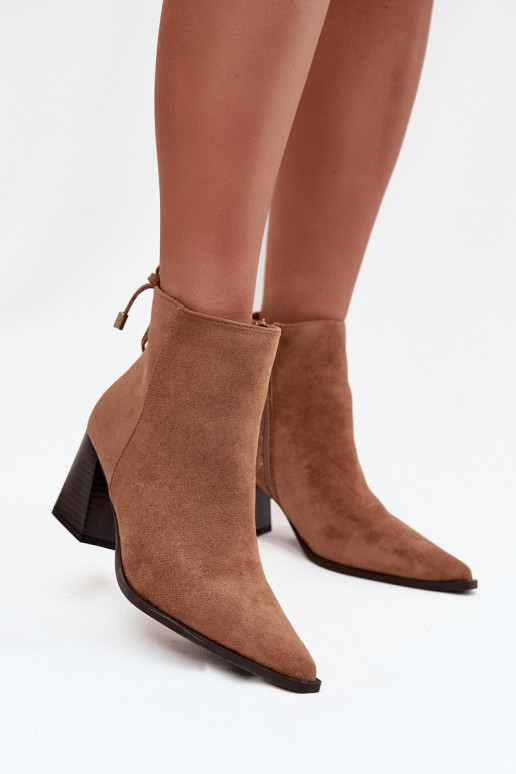 Botas femininas com detalhes elegantes cor marrom Halisse Botas femininas com detalhes elegantes cor marrom Halisse