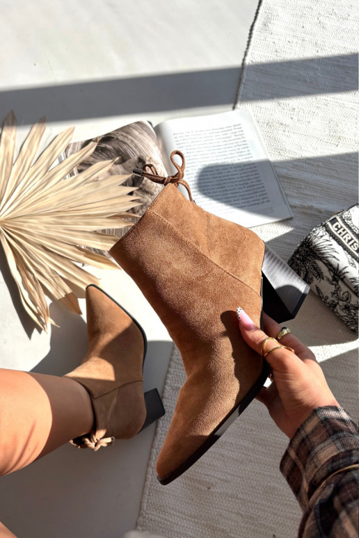 Botas femininas com detalhes elegantes cor marrom Halisse Botas femininas com detalhes elegantes cor marrom Halisse