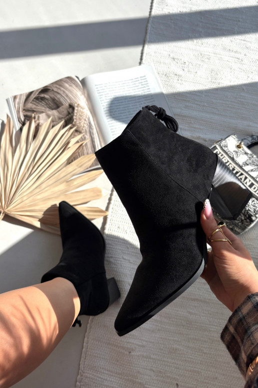 Botas femininas com detalhes elegantes cor preta Halisse