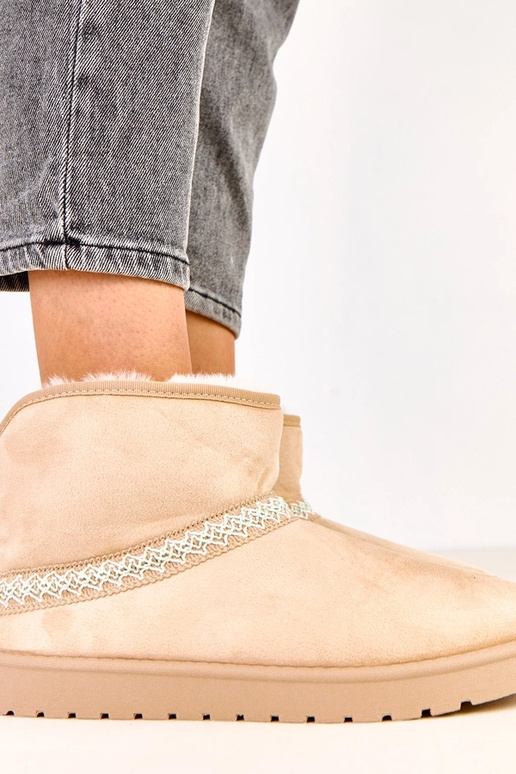 Botas de neve baixas cor areia em... Botas de neve baixas cor areia em...