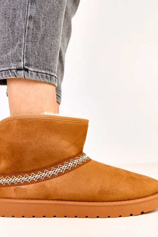 Botas de neve baixas cor caramelo em... Botas de neve baixas cor caramelo em...