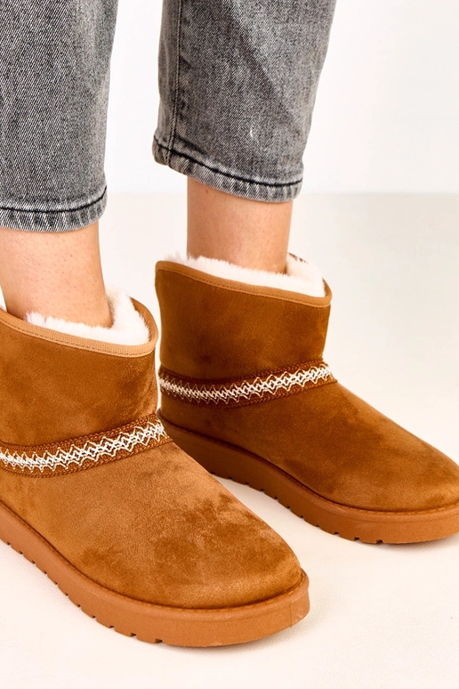 Botas de neve baixas cor caramelo em... Botas de neve baixas cor caramelo em...