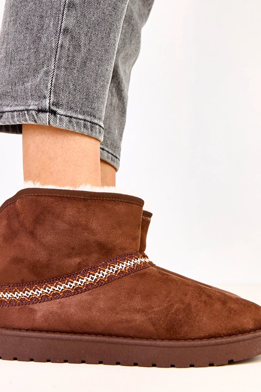 Botas de neve baixas marrons em... Botas de neve baixas marrons em...