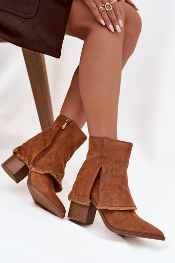 Botas femininas com cano bordado na cor marrom Idalia