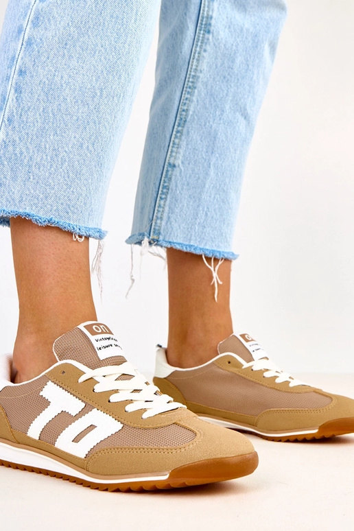 Tênis esportivos verdes com detalhes...