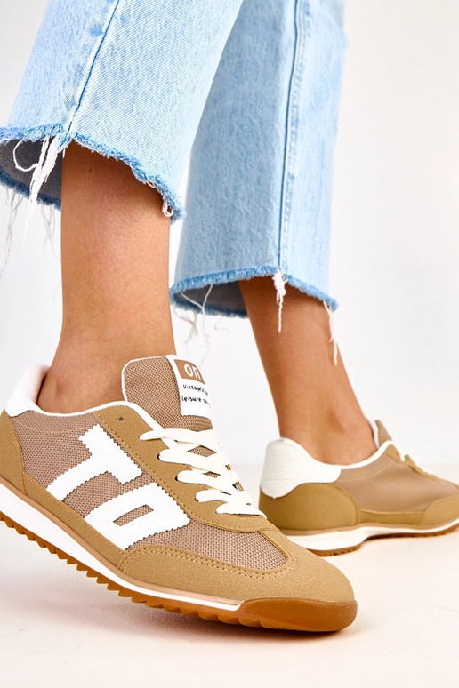 Tênis esportivos verdes com detalhes...