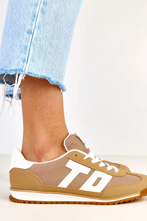 Tênis esportivos verdes com detalhes...