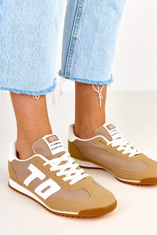 Tênis esportivos verdes com detalhes...