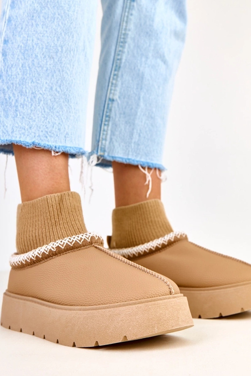 Botas de neve marrons com cano em... Botas de neve marrons com cano em...