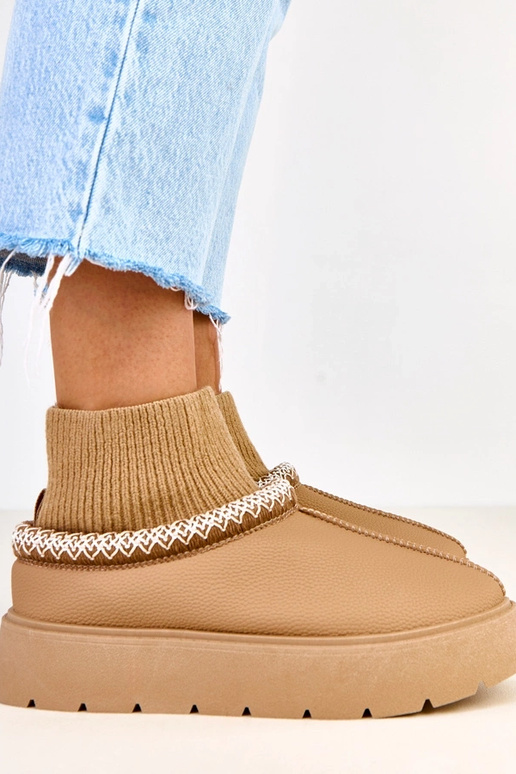 Botas de neve marrons com cano em... Botas de neve marrons com cano em...