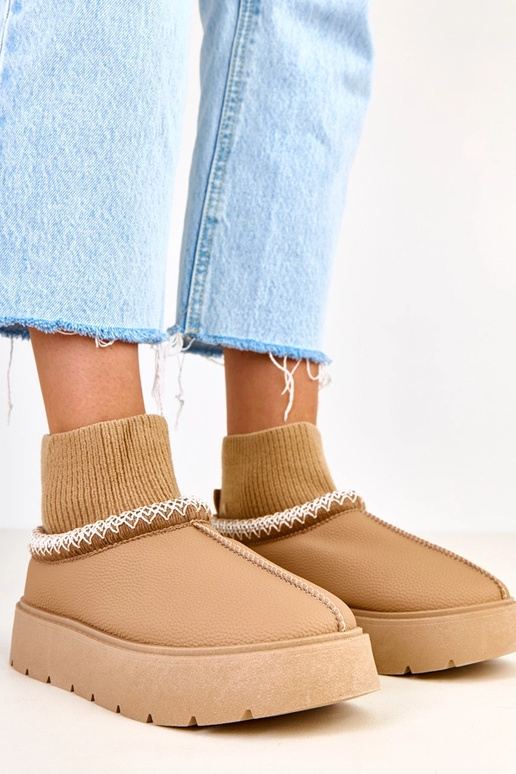 Botas de neve marrons com cano em... Botas de neve marrons com cano em...