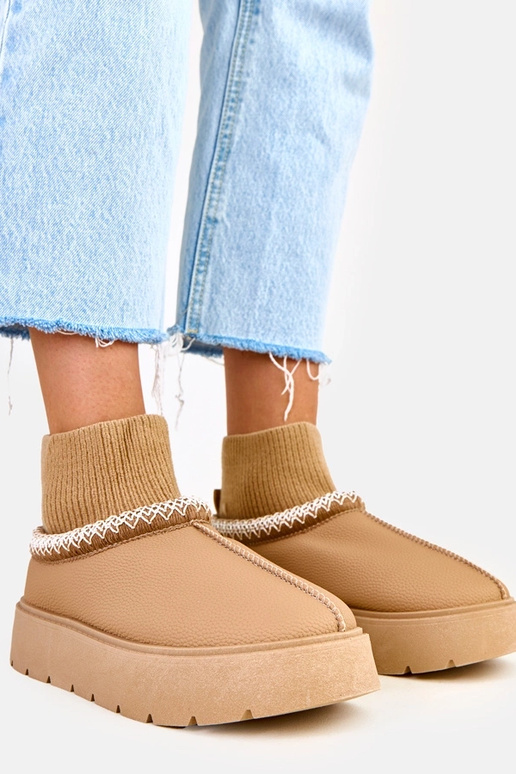 Botas de neve marrons com cano em... Botas de neve marrons com cano em...