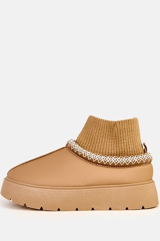 Botas de neve marrons com cano em... Botas de neve marrons com cano em...