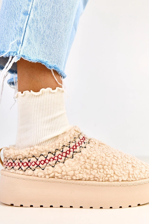 Botas de neve bege baixas com... Botas de neve bege baixas com...