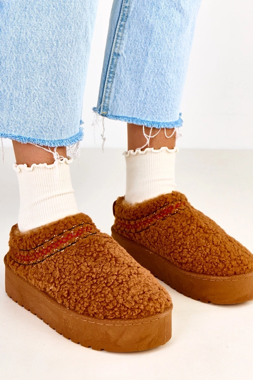 Botas de neve marrons baixas com... Botas de neve marrons baixas com...