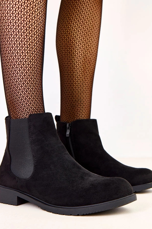 Botins com solado plano e detalhe...