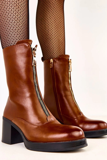 Botins de salto alto marrons com zíper decorativo na frente Erafir
