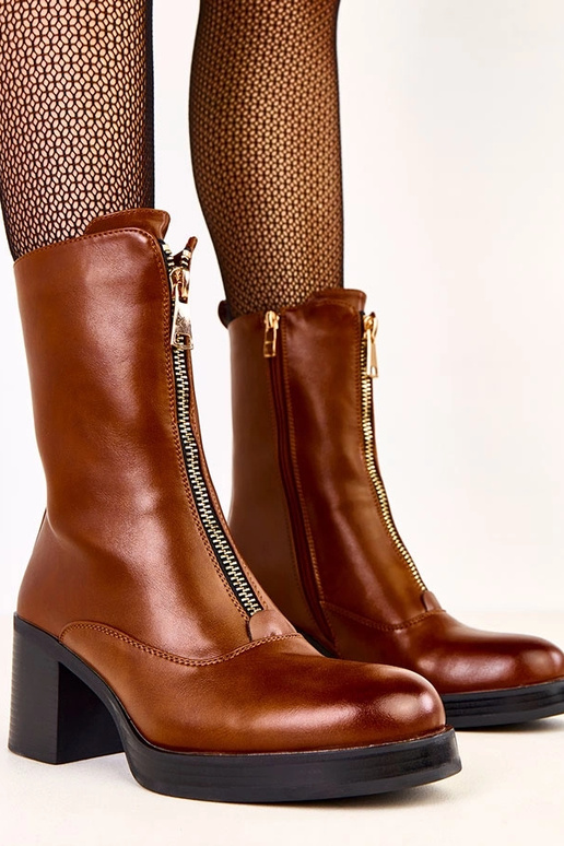 Botins de salto alto marrons com... Botins de salto alto marrons com...