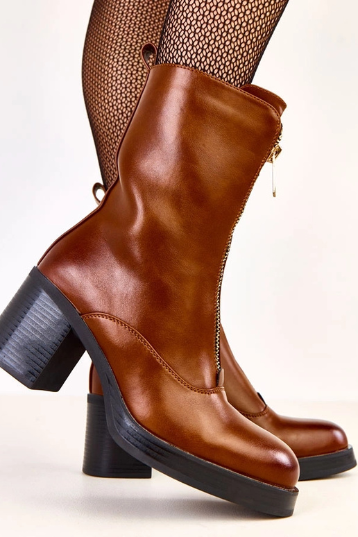 Botins de salto alto marrons com... Botins de salto alto marrons com...