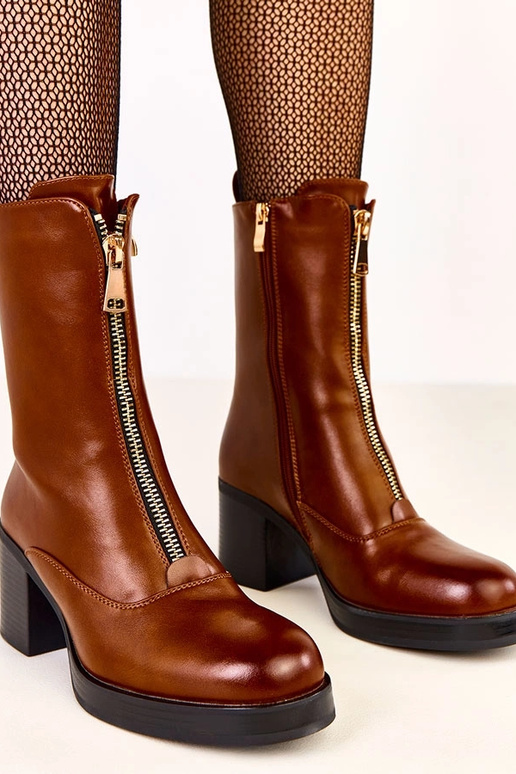 Botins de salto alto marrons com... Botins de salto alto marrons com...