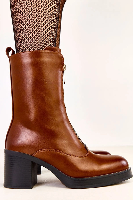 Botins de salto alto marrons com... Botins de salto alto marrons com...