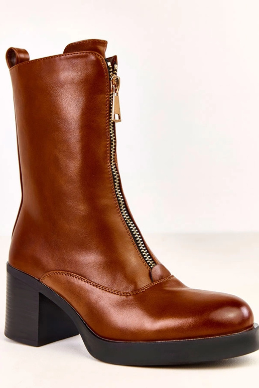 Botins de salto alto marrons com... Botins de salto alto marrons com...