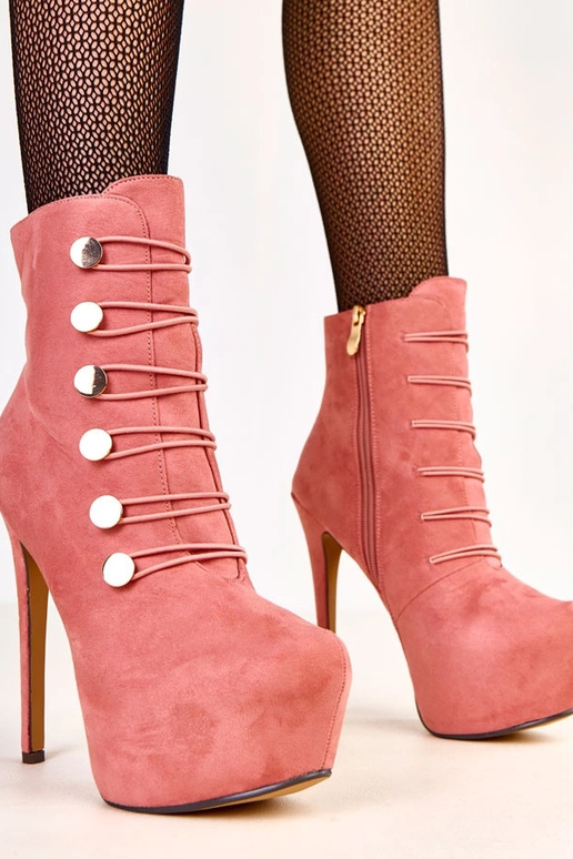 Botins rosas com fivelas douradas...