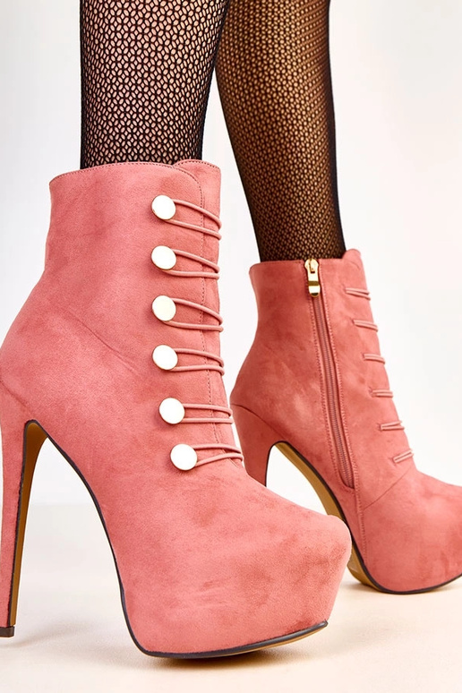 Botins rosas com fivelas douradas...