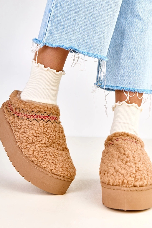 Botas de neve bege escuro baixas com... Botas de neve bege escuro baixas com...