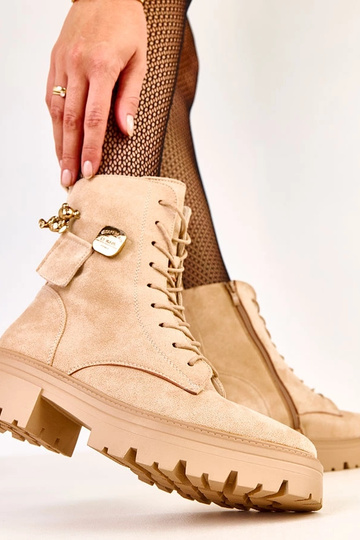 Botas de cano alto bege decoradas com ursinho e fivela Hariet 2