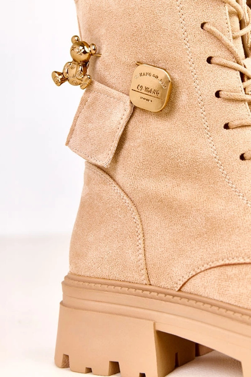 Botas de cano alto bege decoradas com... Botas de cano alto bege decoradas com...