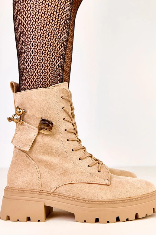 Botas de cano alto bege decoradas com... Botas de cano alto bege decoradas com...
