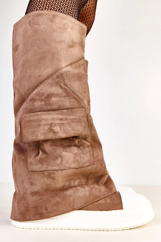 Botas de cano alto marrons em camurça...