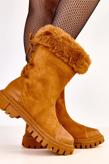 Botinhas bege com cano em...