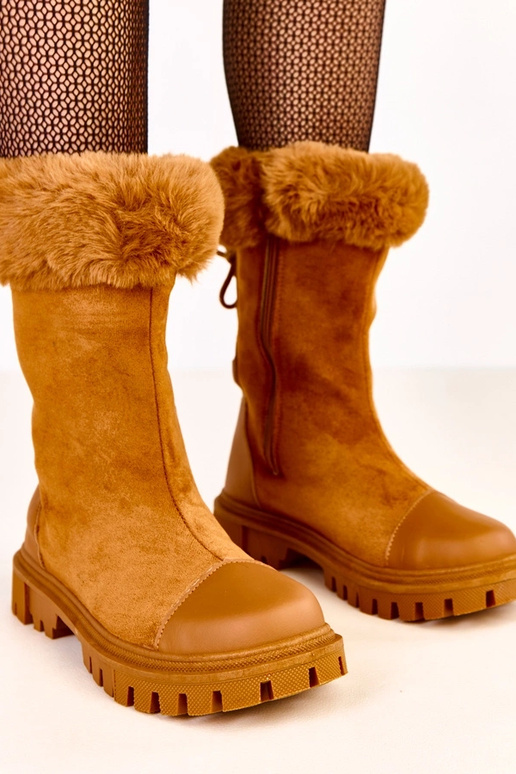 Botinhas bege com cano em camurça...