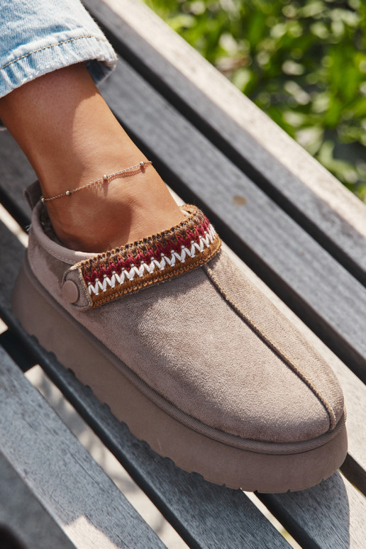 Bota de neve feminina baixa com cintos móveis e bordados, com plataforma cor areia Lyrisse