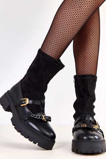 Tênis pretos decorados com... 2