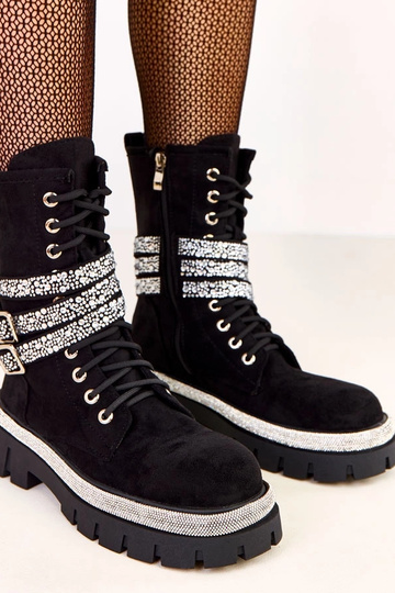 Tênis pretos elegantes...