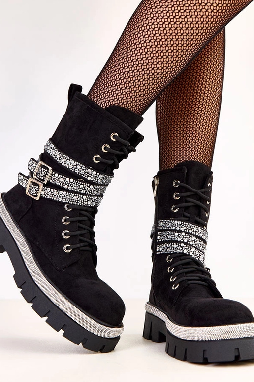 Tênis pretos elegantes decorados com... Tênis pretos elegantes decorados com...